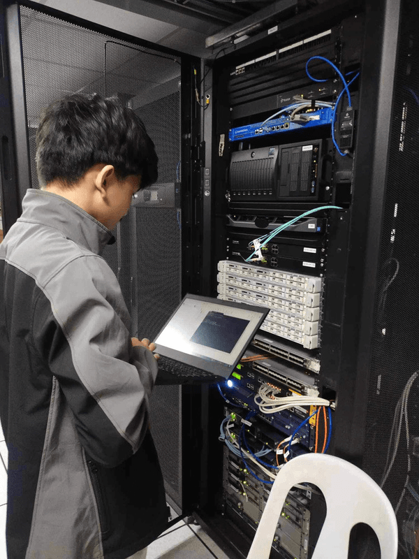 Technician configuring network and server equipment from the Hypernet company profile